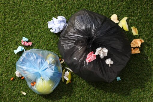 porozrzucane śmieci